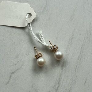 Elegant 14KT Yellow Gold Cultured Pearl Stud Earrings